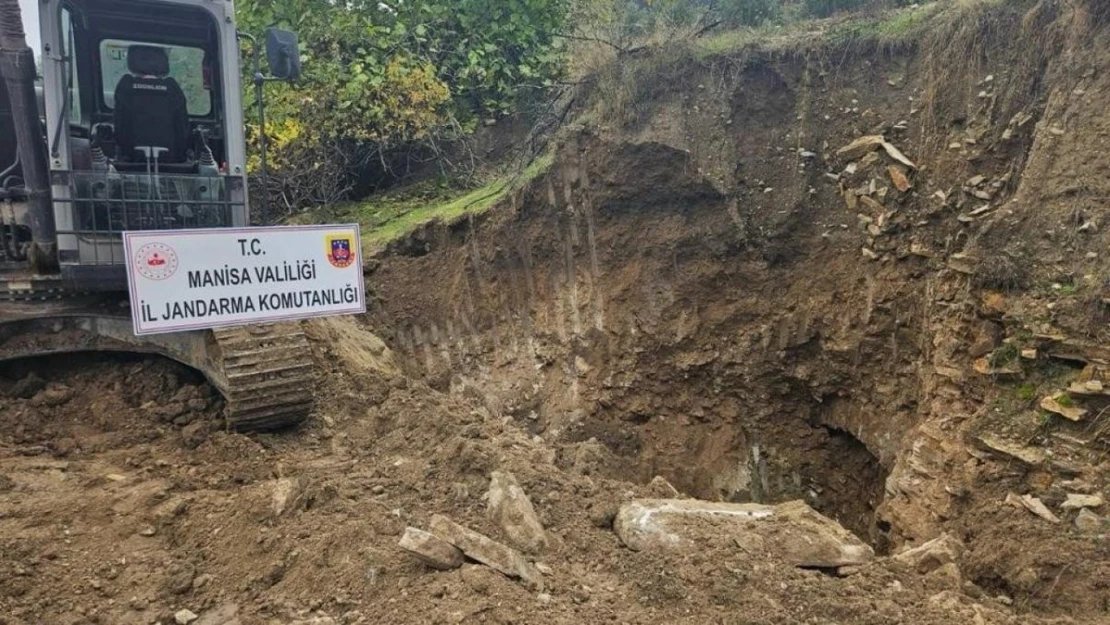 Manisa'da iş makinesiyle kaçak kazıya suçüstü