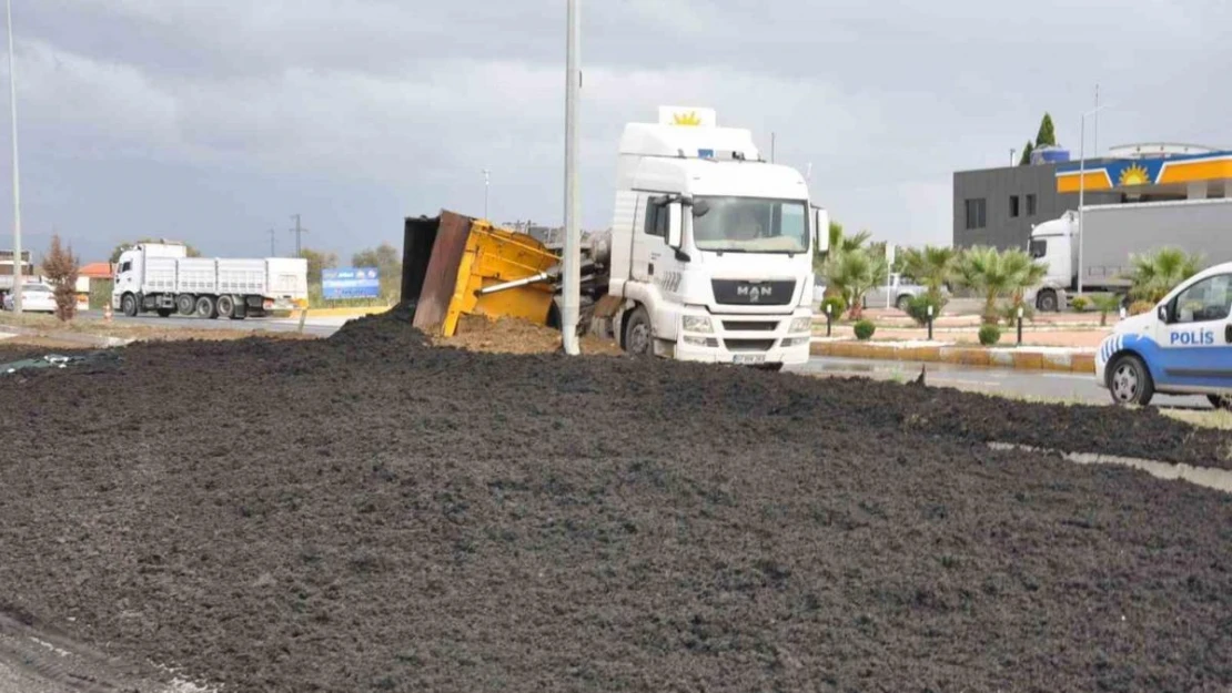 Manisa'da kimyasal atık taşıyan tır devrildi: 1 yaralı