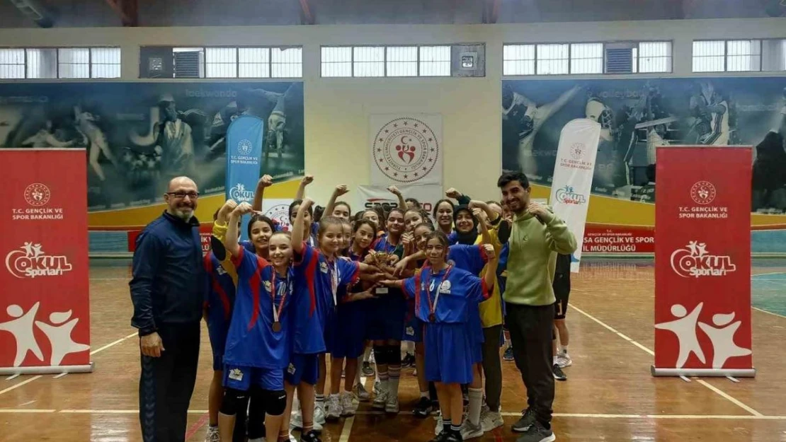 Manisa'da okul sporları küçükler hentbol müsabakaları sona erdi