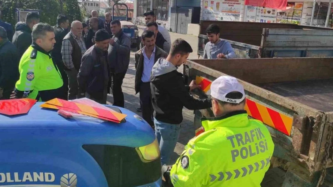 Manisa'da traktörlere reflektör ve tepe lambası takıldı