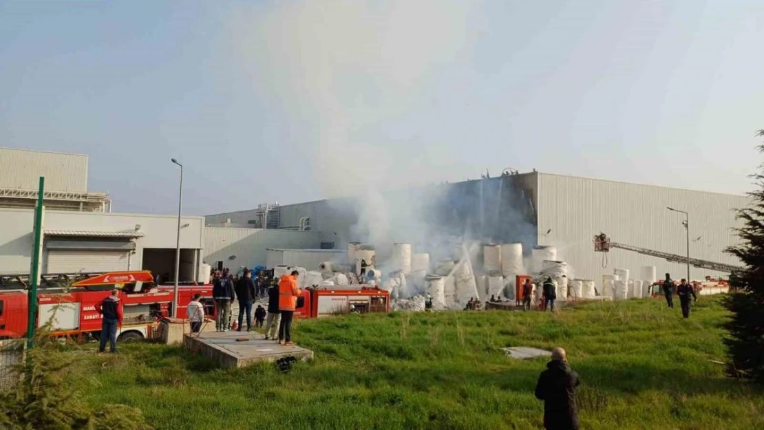 Manisa OSB'deki İpek kağıt fabrikasında çıkan yangın söndürüldü