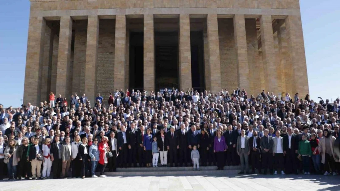 Mansur Yavaş ile 16 ilçe belediye başkanı Anıtkabir'i ziyaret etti