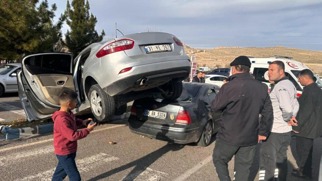 Mardin'de kazaya karışan otomobil çarptığı otomobilin üstüne çıktı