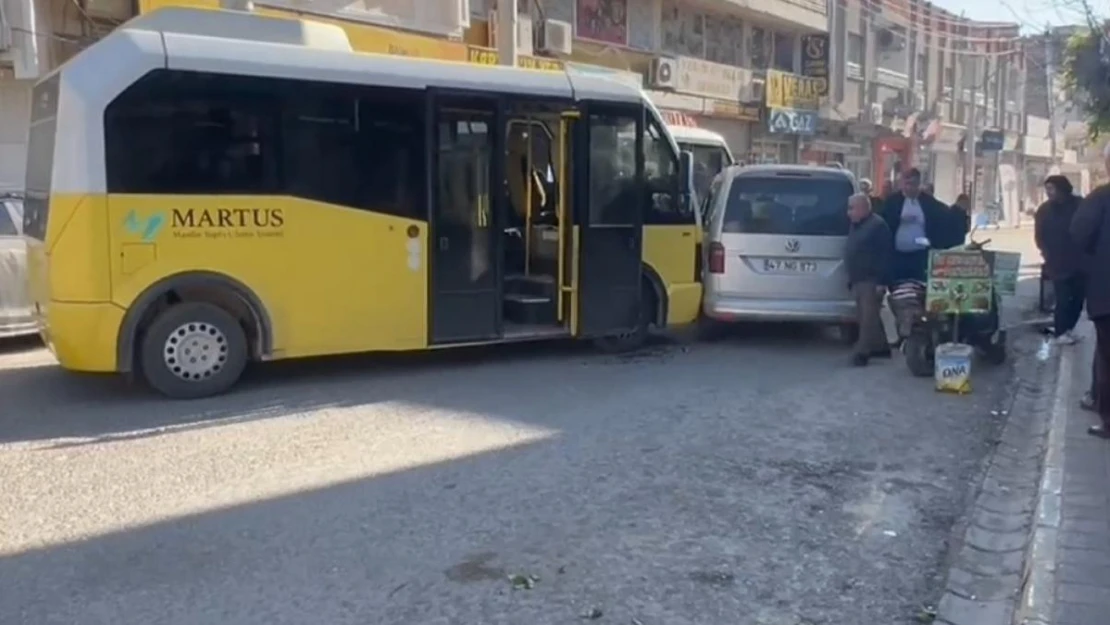 Mardin'de minibüs ile hafif ticari araç çarpıştı