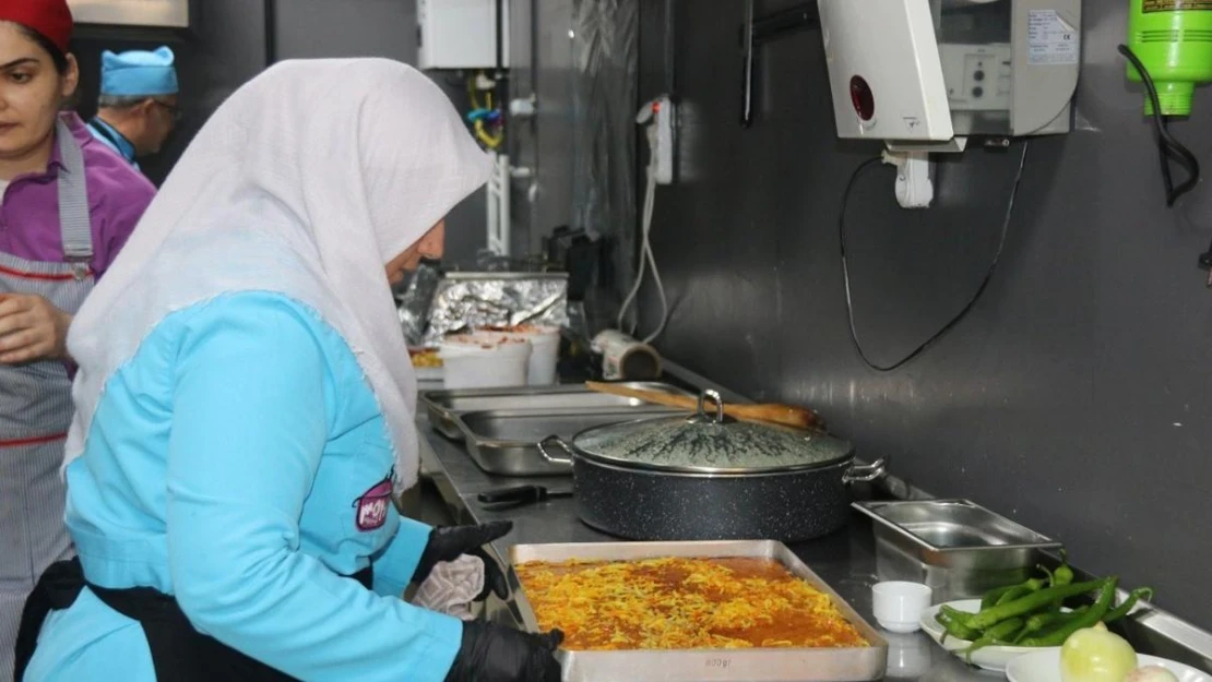 Mardin'de sığınmacı, depremzede ve kadınların başarısı için restoran açıldı