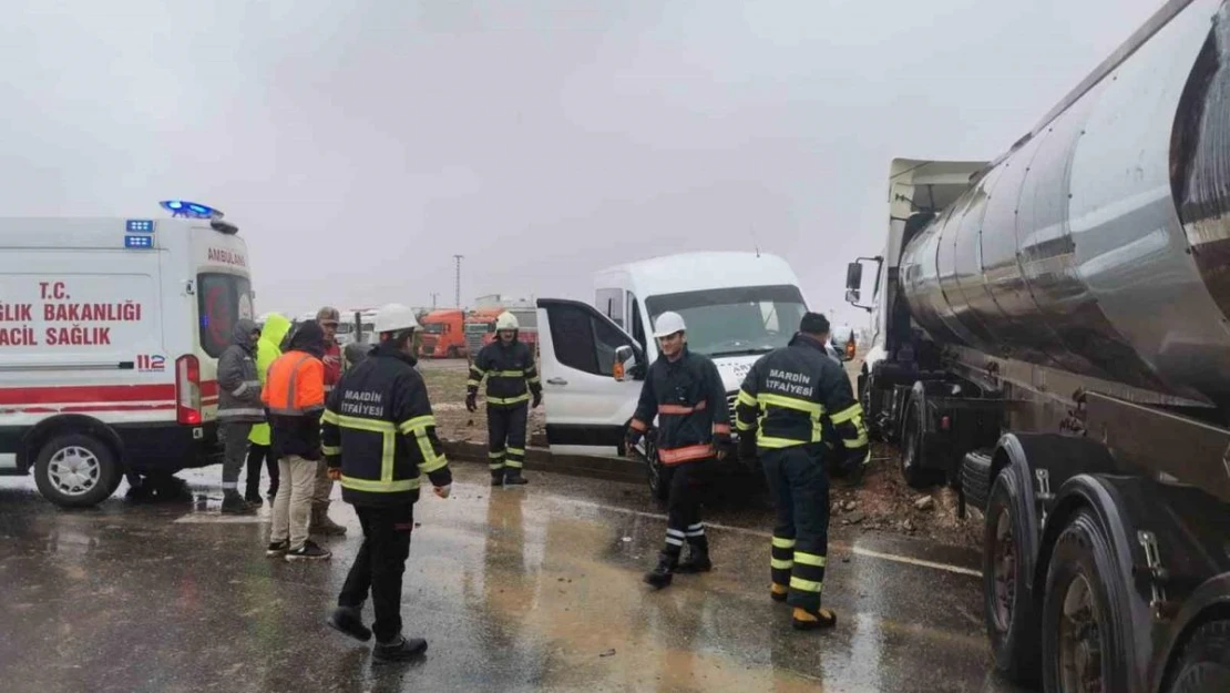 Mardin'de tır ve yolcu minibüsü çarpıştı: 2 yaralı