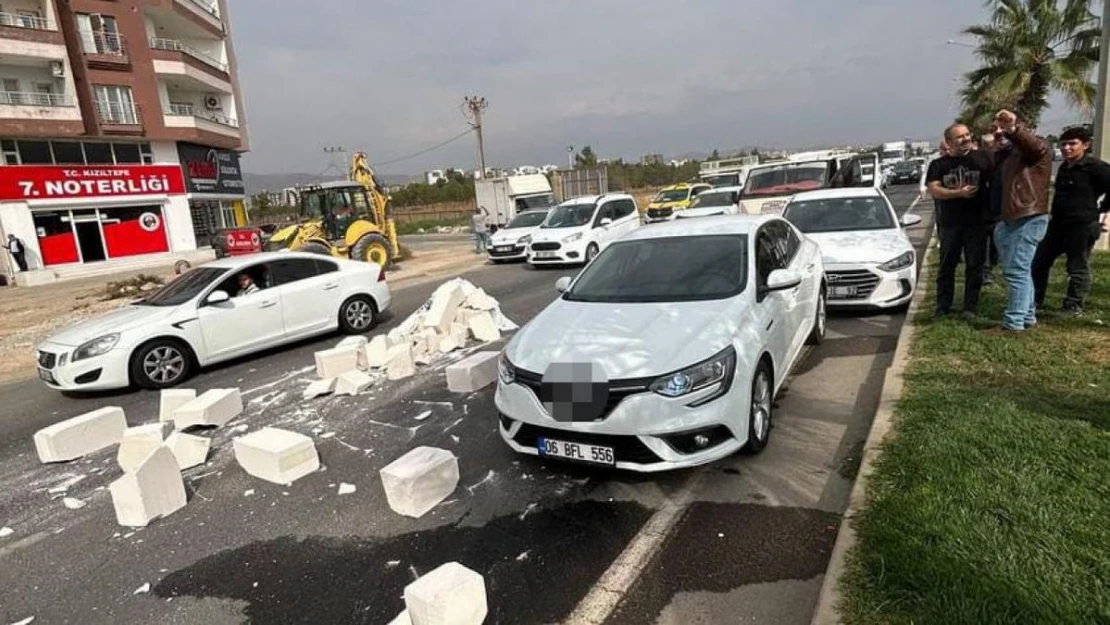 Mardin'de tırdan düşen kireç taşları trafiği olumsuz etkiledi