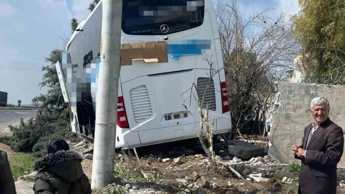 Mardin'de yolcu otobüsü bir evin bahçesine girdi