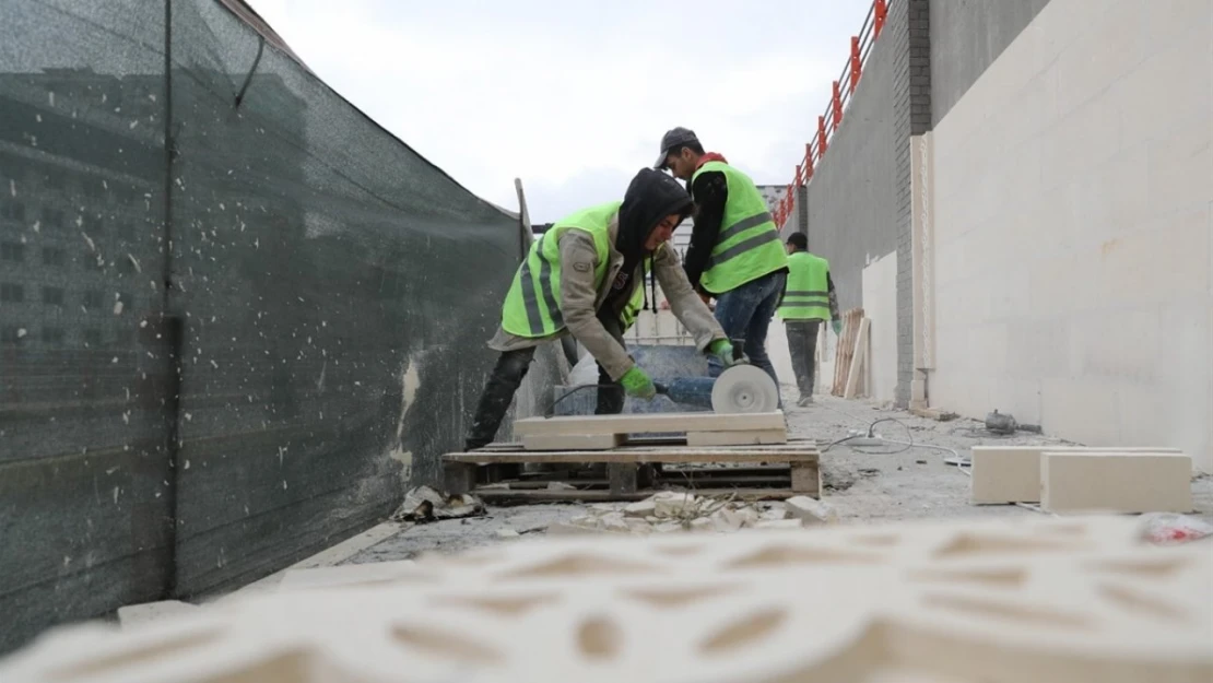 Mardin Polisevi duvarı cephe iyileştirme çalışmaları sürüyor