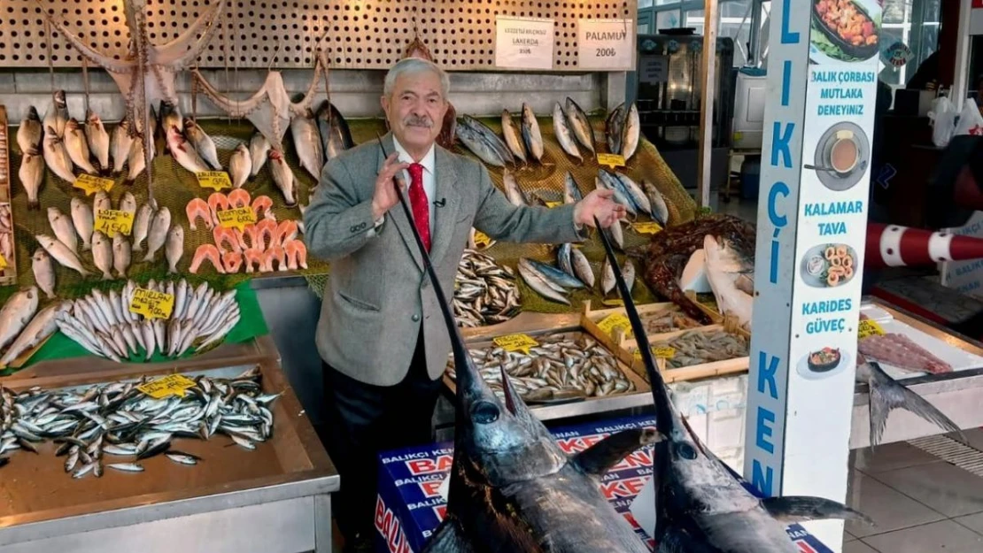 Marmara Denizi'nde dev kılıç balıkları ağlara takıldı