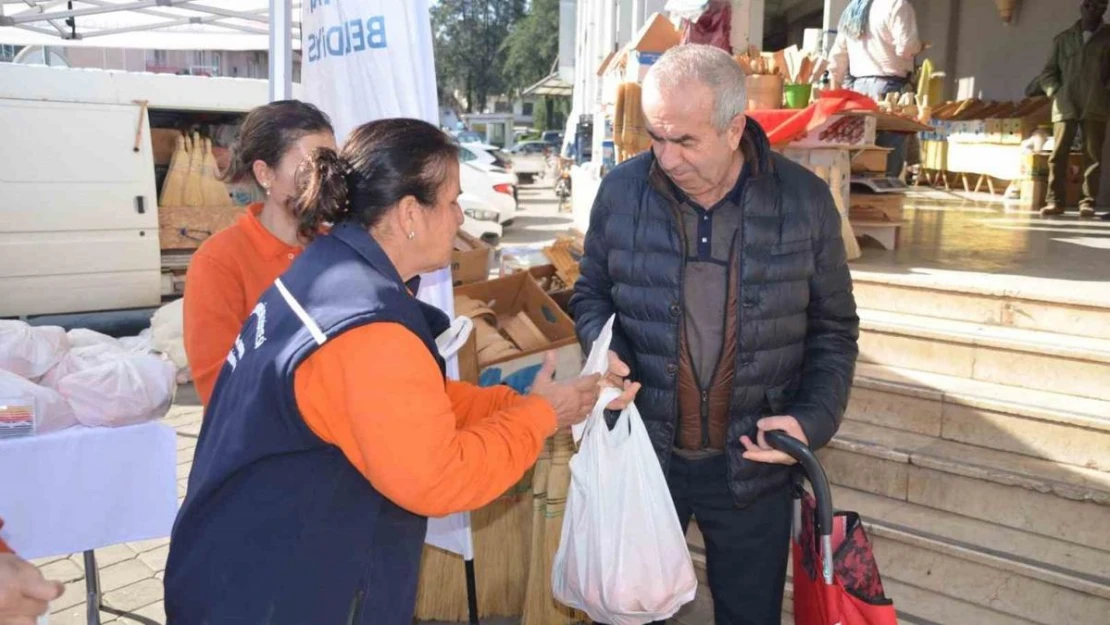 Marmaris Belediyesi 400 kilogram turunç dağıttı