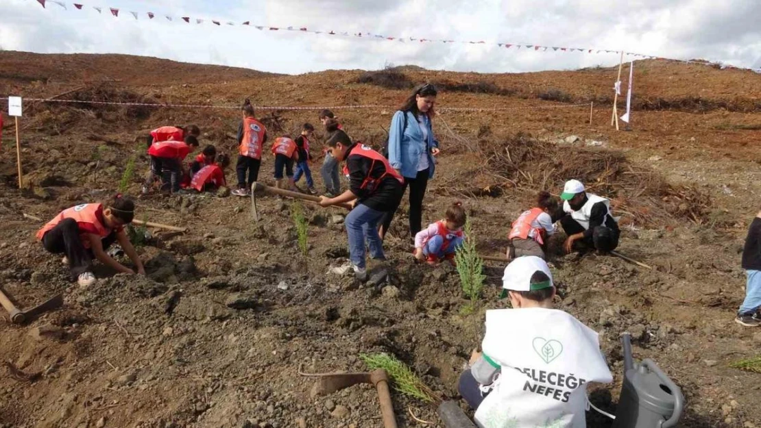 Marmaris'te geleceğe nefes için 6 bin300 fidan toprakla buluştu