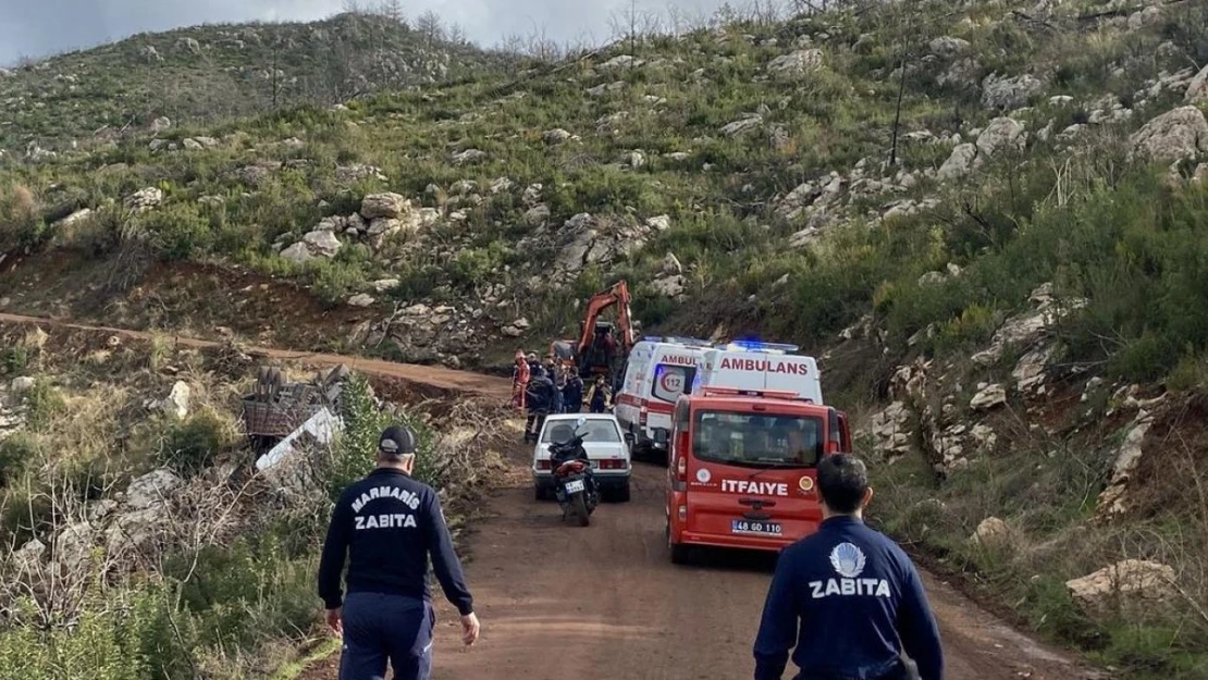 Marmaris'te kereste yüklü kamyon devrildi