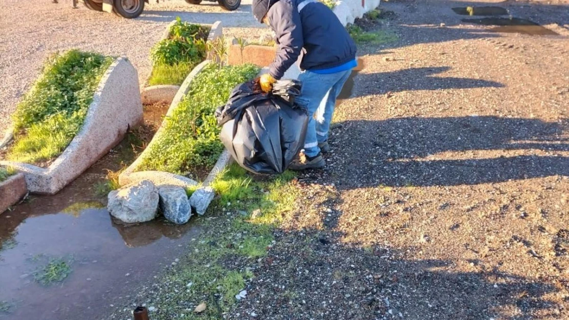 Marmaris'te merkeze uzak mahallelerde temizlik çalışmalarını sürdürüyor