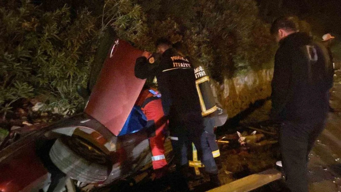 Marmaris'te refüje düşen arabanın içinden burnu bile kanamadan çıktı