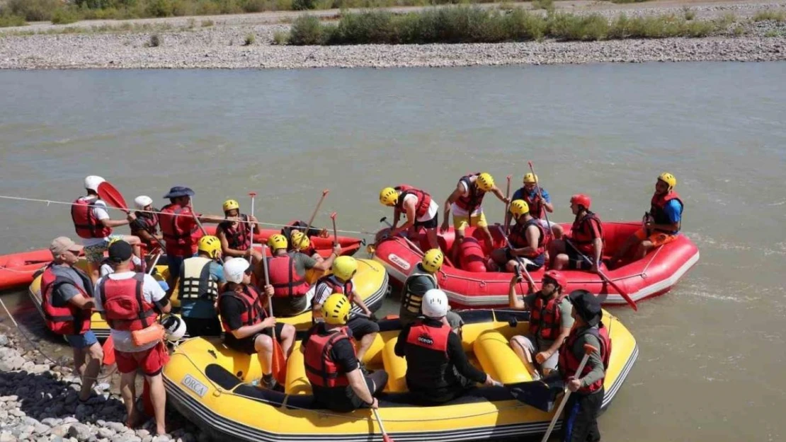 Masalsı kanyon arasında rafting keyfi