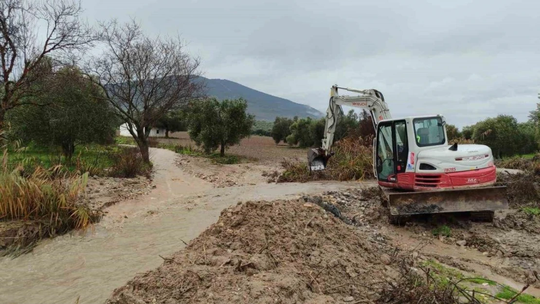 MASKİ'den dere temizliği ve arıtma tesis çalışması Büyükbelen Mahallesinde Dere Temizliği