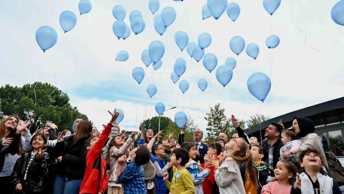 Mavi balonlar Filistinli çocuklar için gökyüzüne bırakıldı