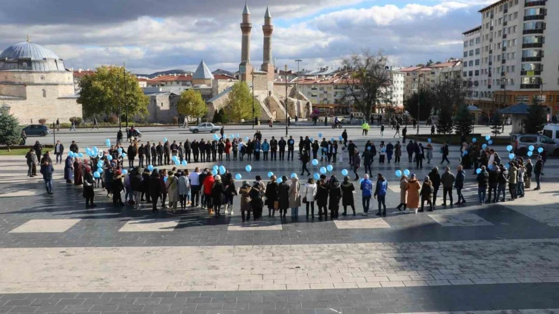 Mavi balonları gökyüzüne bırakarak farkındalık oluşturdular