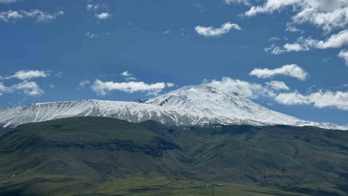 Mayıs ayında Ağrı Dağı'na kar yağdı