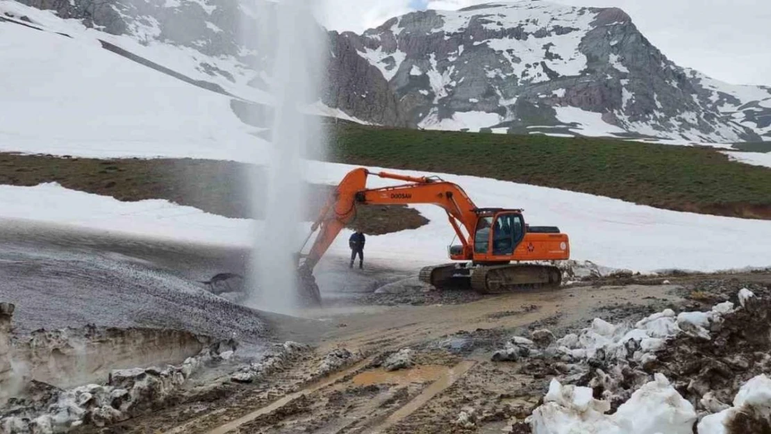 Mayıs ayında karlı yolları aşarak su arızasına müdahale ettiler