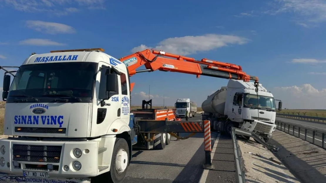 Mazot tankeri bariyerlere çarptı: 1 yaralı