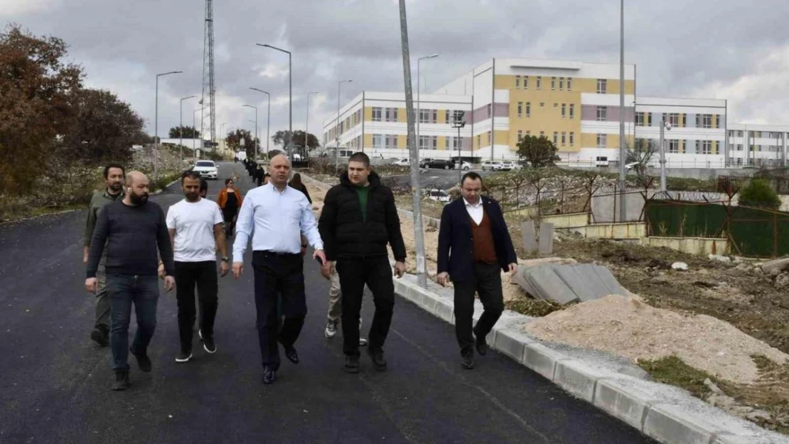 MCBÜ Yurtlar Bölgesinde büyükşehirden sıcak asfalt çalışması