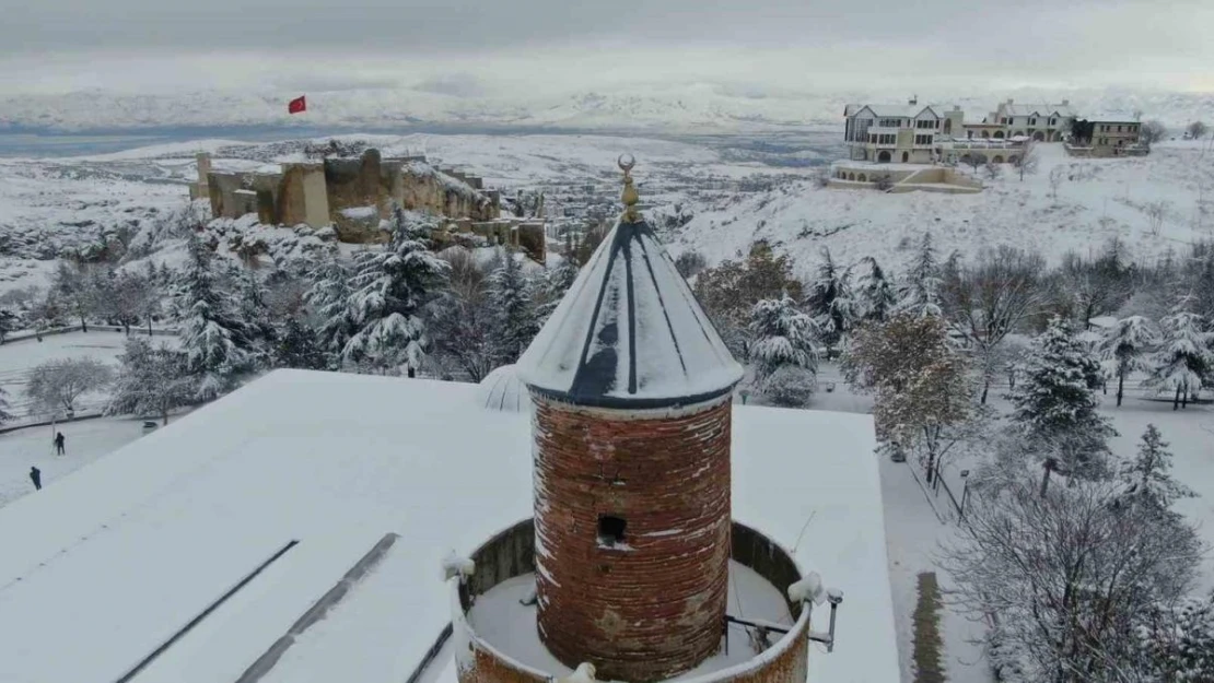 Medeniyetlerin beşiği Harput beyaza büründü, kartpostallık görüntüler oluştu