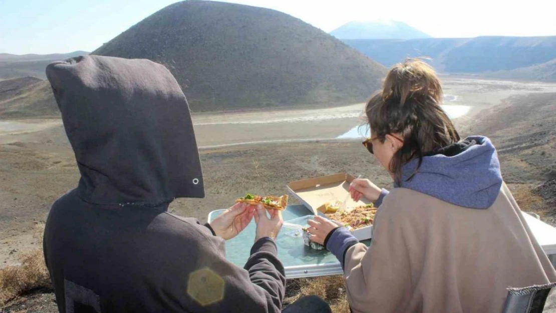 Meke Gölü kış mevsiminde de yabancı turistlerin uğrak yeri oluyor