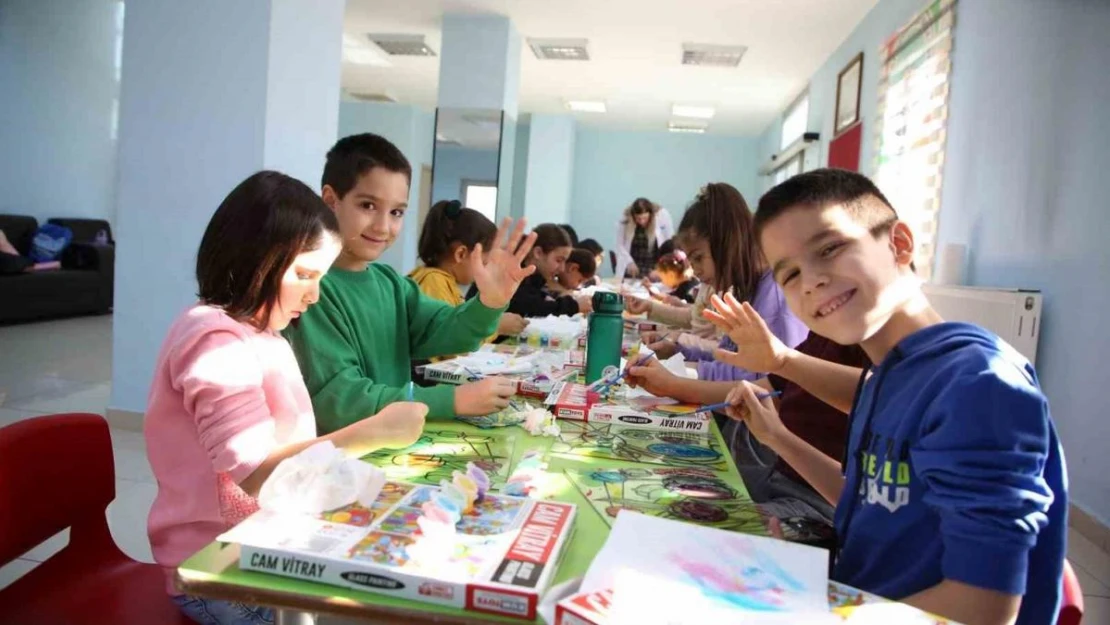 Melikgazi'nin eğlenceli atölyelerinde çocuklar hem eğlendi hem öğrendi