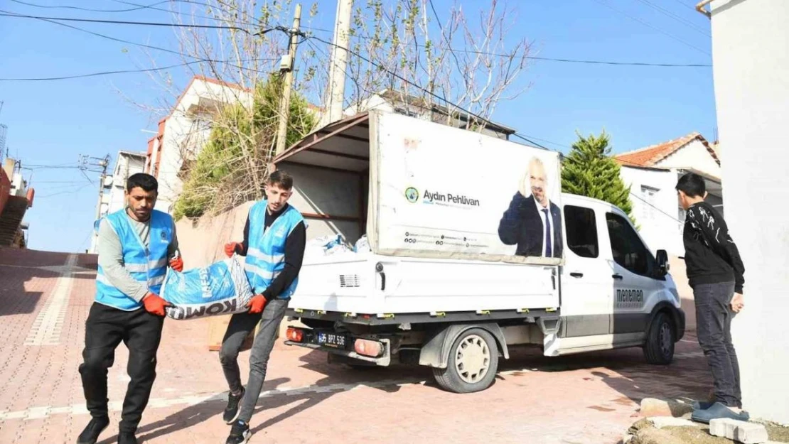 Menemen'de ihtiyaç sahiplerine 100 bin çuval kömür