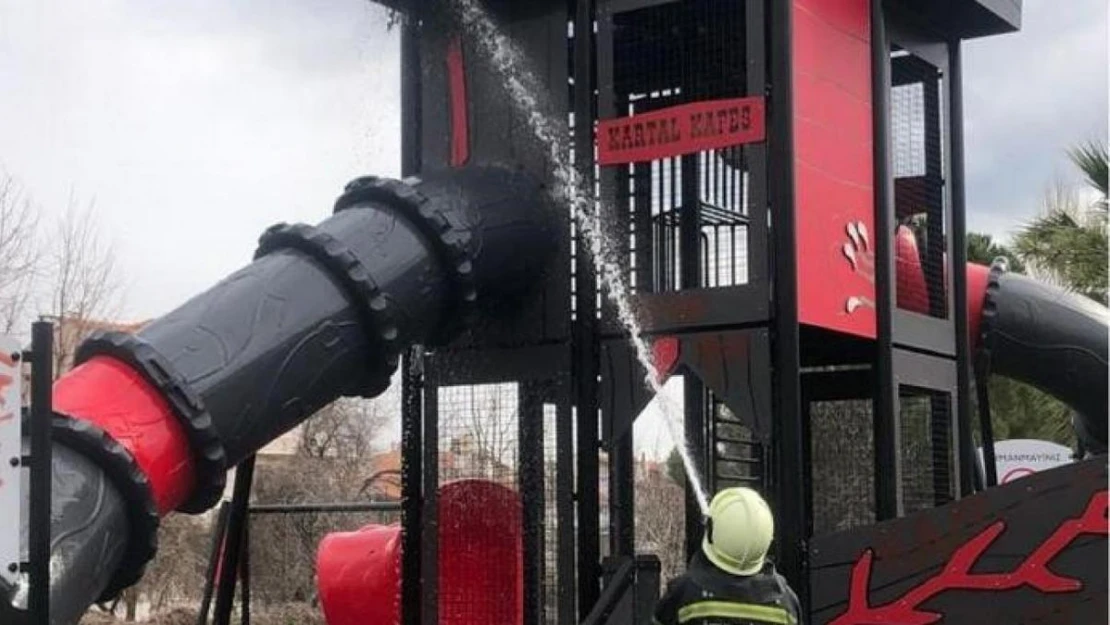 Menteşe'de çıkan yangın sonucunda parkta bulunan kaydırak zarar gördü