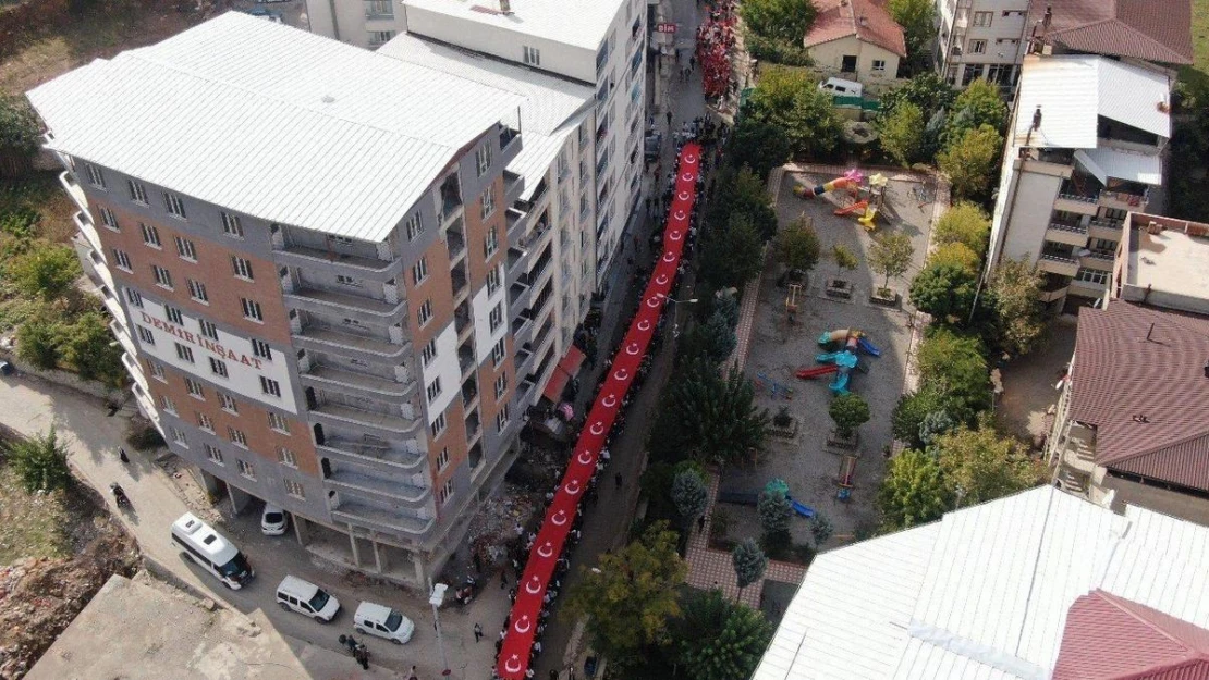 Mereto Dağı eteklerinde dev Türk bayrağı eşliğinde 100. yıl yürüyüşü