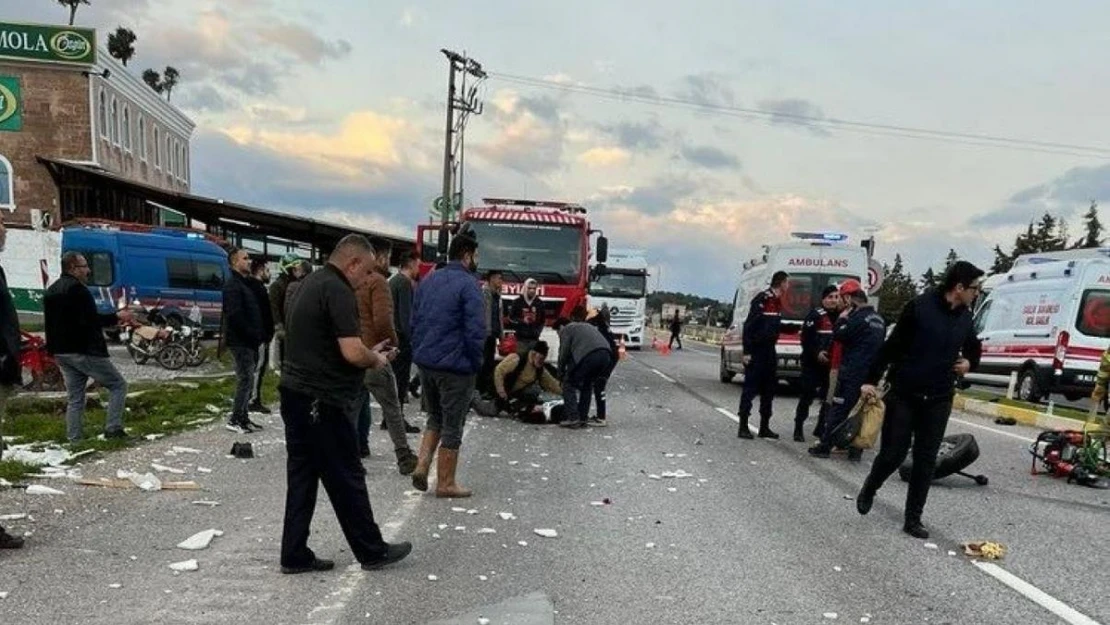 Mermer yüklü tır, işçi servisi ile çarpıştı: 9 yaralı