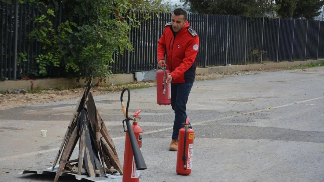 Mersin Büyükşehir Belediyesi personeline 'yangına müdahale' eğitimi