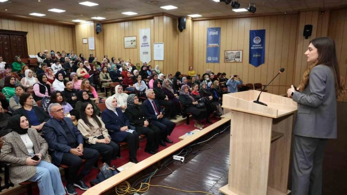 Mersin'de 'Türkiye yüzyılında kadın hakkı' konferansı