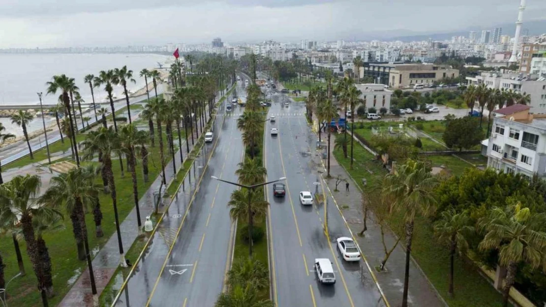 Mersin'de belediye ekipleri yağış dolayısıyla teyakkuzda