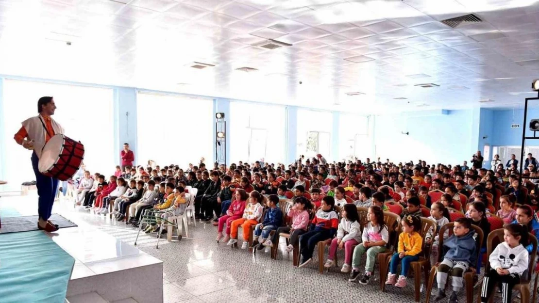 Mersin'de çocuklar tiyatro ile buluşuyor