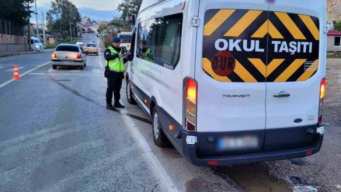 Mersin'de jandarma ekipleri okul servis araçlarını denetledi