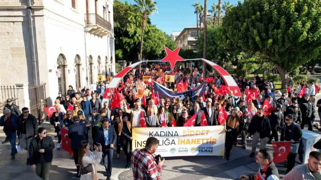 Mersin'de kadına yönelik şiddete karşı farkındalık yürüyüşü