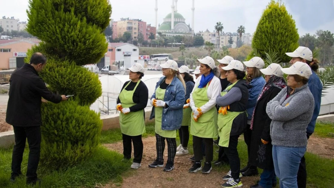 Mersin'de kadınlara uygulamalı budama eğitimi