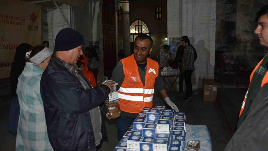 Mersin'de kandilde 15 bin simit dağıtıldı