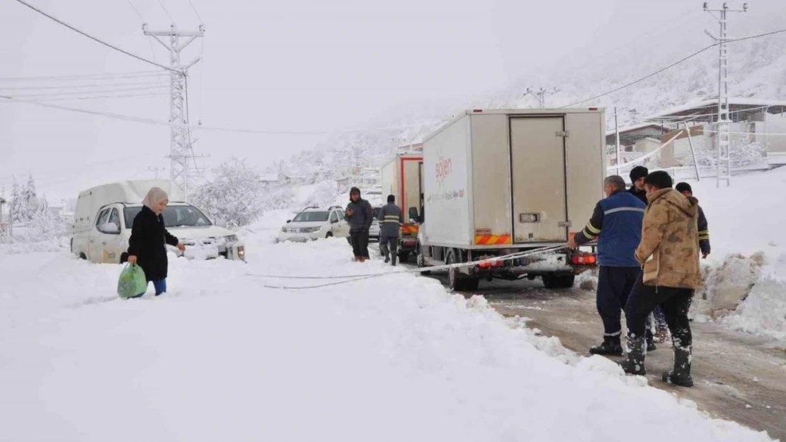 Mersin'de kar yağışı: Karaman yolu büyük araçlara kapatıldı