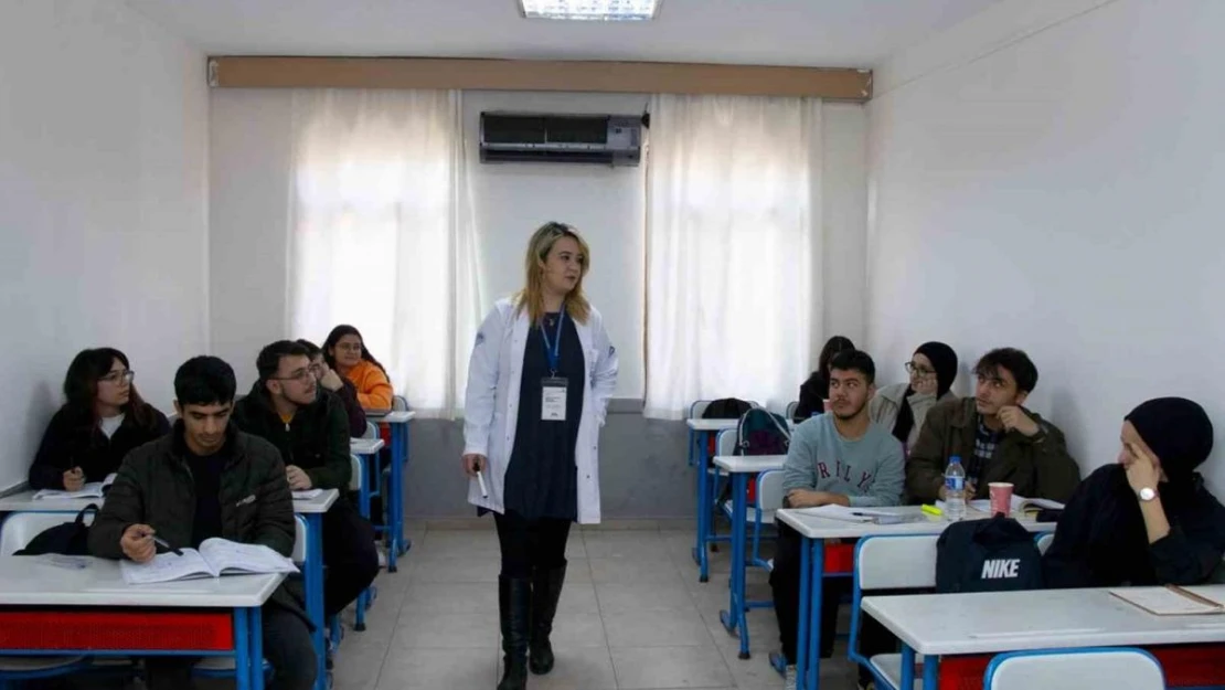 Mersin'de kurs öğrencilerinin YKS ücreti Büyükşehir Belediyesinden karşılanıyor