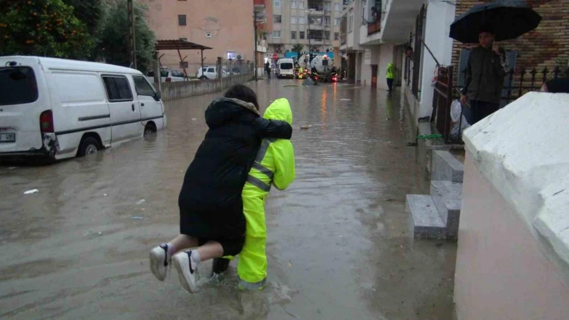 Mersin'de sağanak yağış sele neden oldu