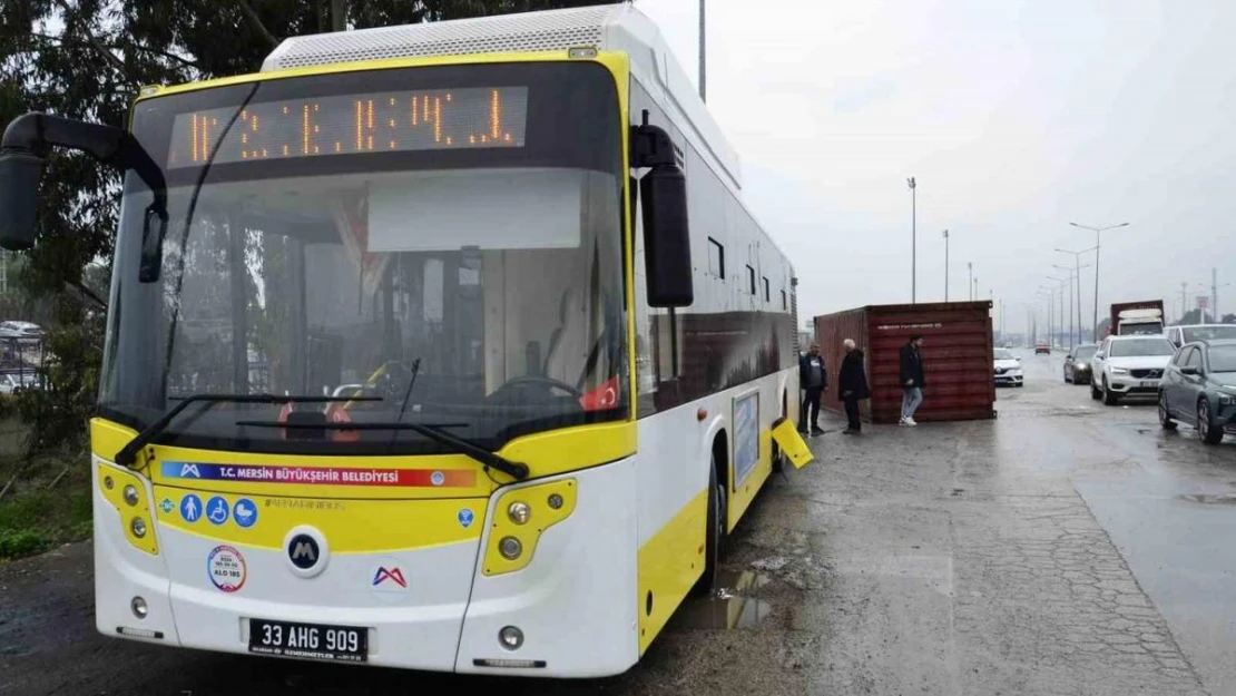 Mersin'de tırın üzerinden düşen konteyner belediye otobüsüne çarptı