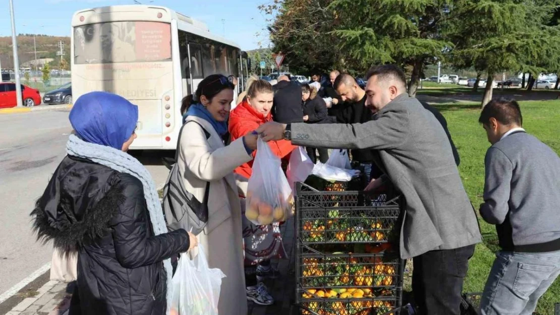 Mersin'den gönderilen meyveler İzmitlilere dağıtıldı