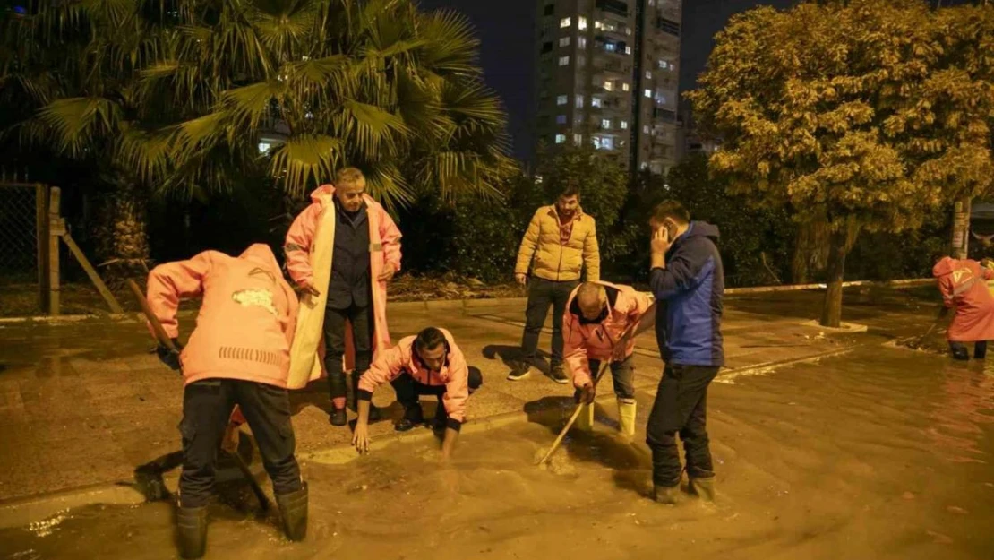 MESKİ ekipleri, yağıştan dolayı sabaha kadar görev yaptı