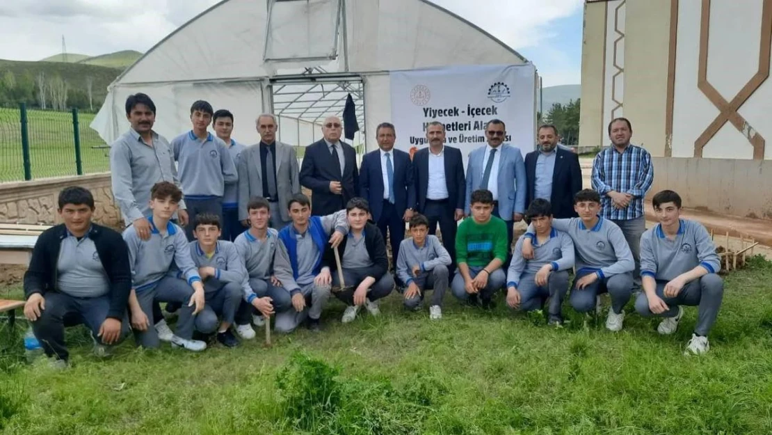 Mesleki ve Teknik Anadolu Lisesi serası üretime başlıyor