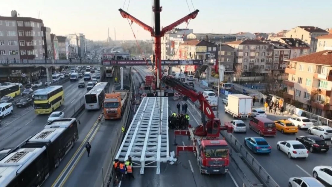 Metrobüs durağında çalışma yapan İBB'ye bağlı ekipler trafiği durma noktasına getirdi